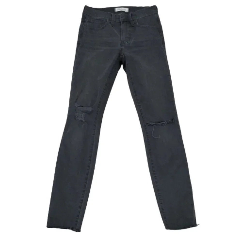 Madewell 9" High-Rise Skinny size 24 Black‎ distressed with raw hem